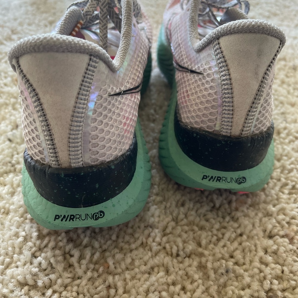 Endorphins Saucony Pink and Gray Athletic Running shoes - Picture 5 of 7